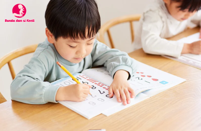 8 Aktivitas Stimulasi Anak Agar Cepat Bisa Menulis Tanpa Dipaksa